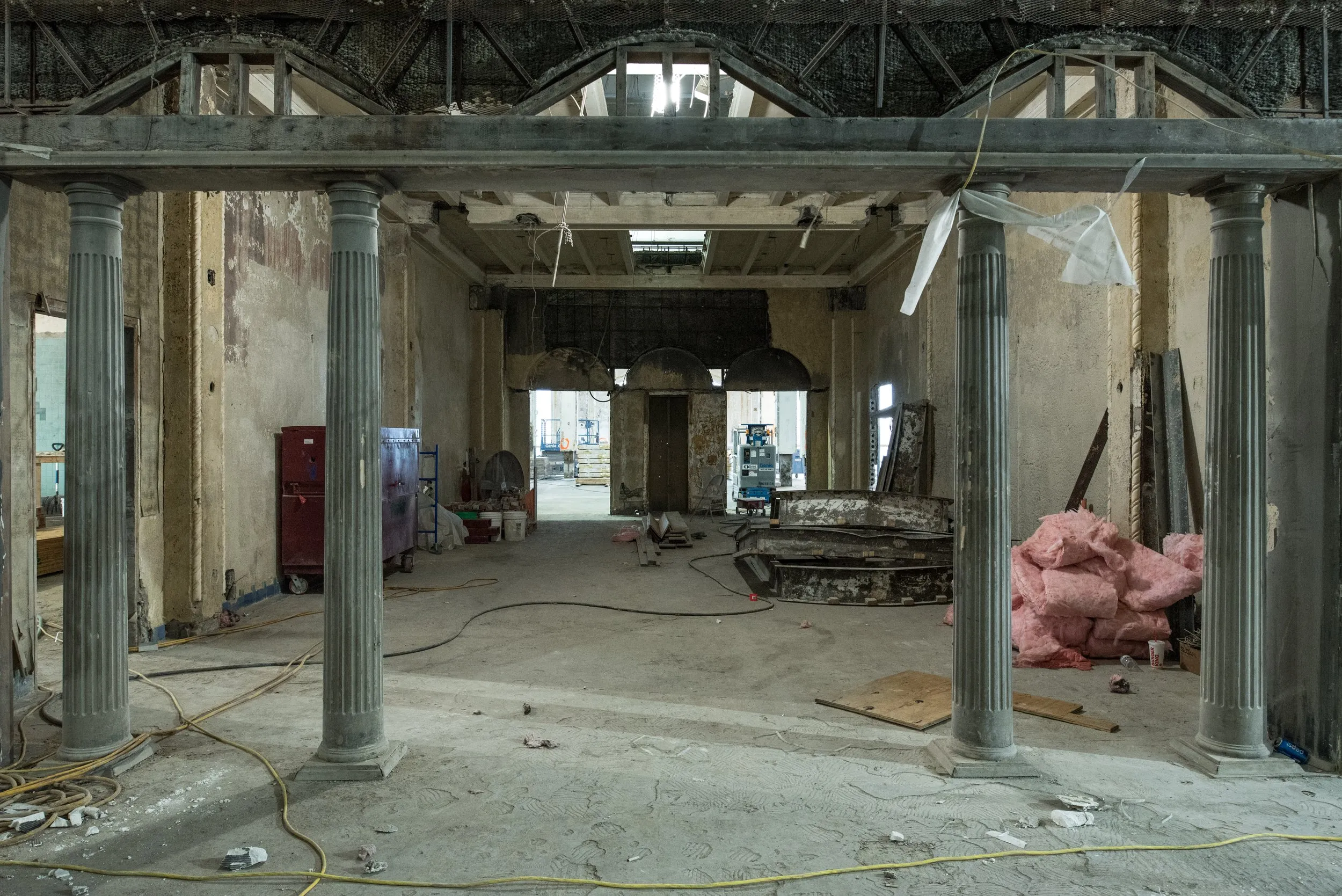 Des Moines Tea Room colonnade before restoration